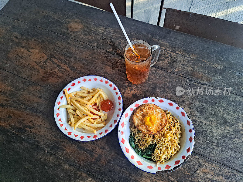 炒面、鸡蛋、薯条和冰鲜茶。Mi Goreng Telur, Kentang Goreng Dan Es Teh。食物和饮料菜单。